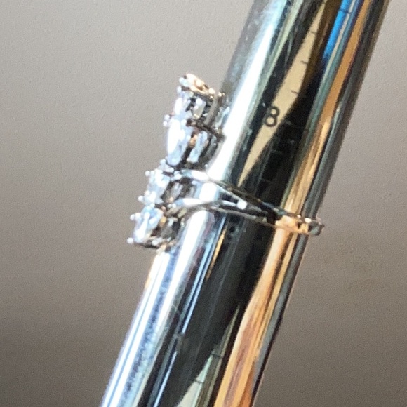 R28. Elegant Swarovski Crystal Teardrop Bypass Silver Ring - Size 8.75 - Picture 3 of 4